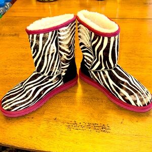 Uggs, women’s size 6, zebra patternn, pink trim, pink soles, great condition